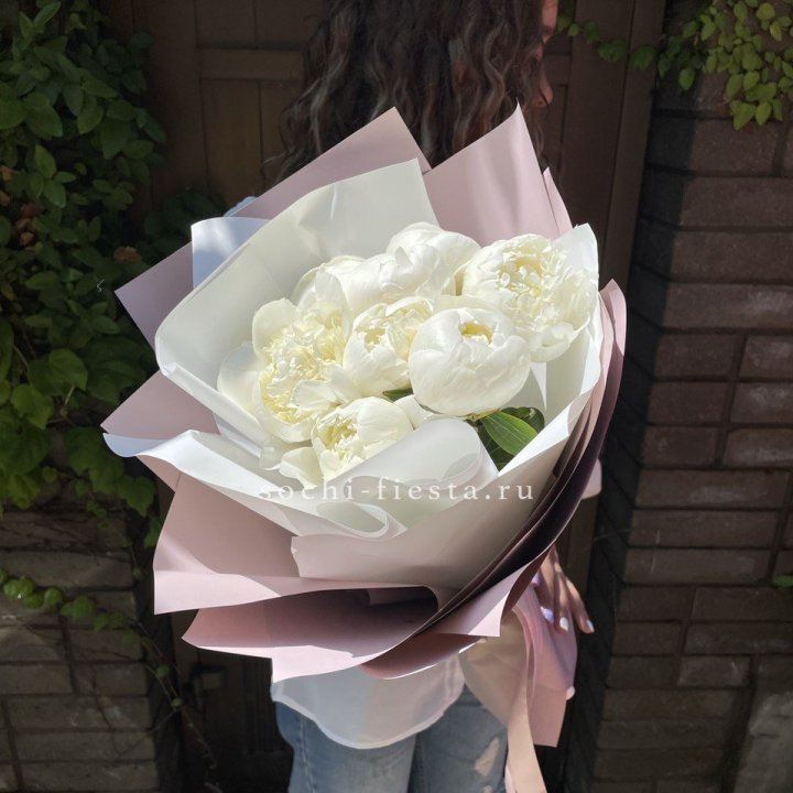 9 белоснежных пионов в Белгороде