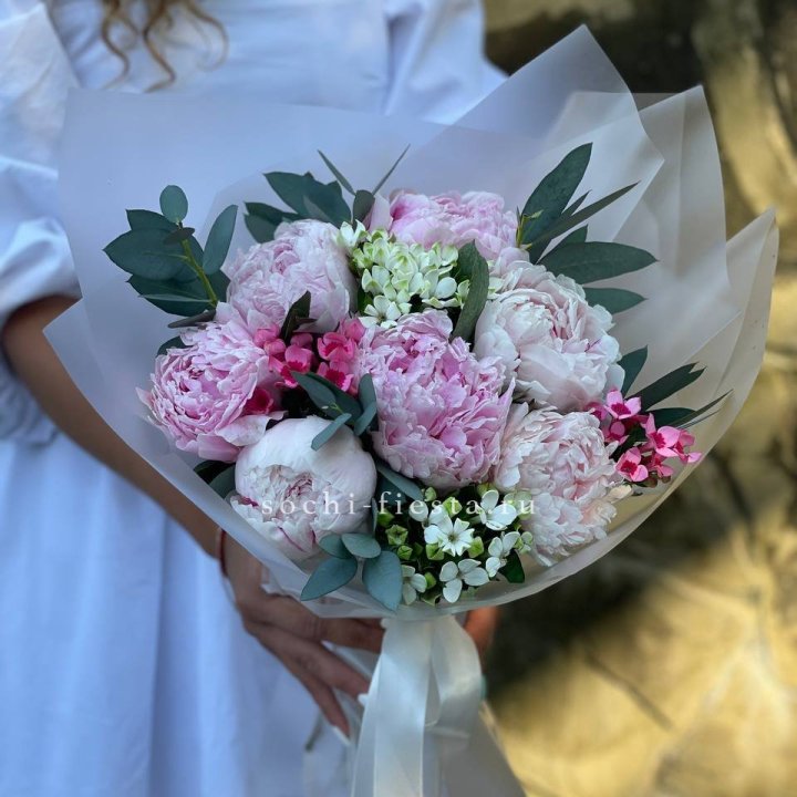 7 зефирных пионов с эвкалиптом в Белгороде