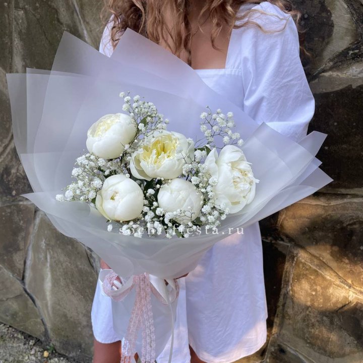 Букет белых пионов "Файв" в Белгороде