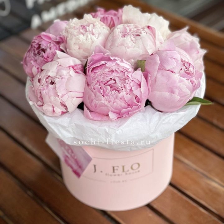 Цилиндр с пионами "Лилу" в Белгороде