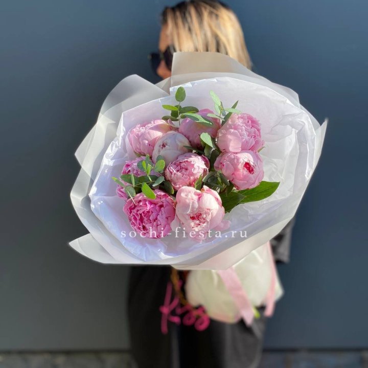 9 пионов с эвкалиптом в Белгороде