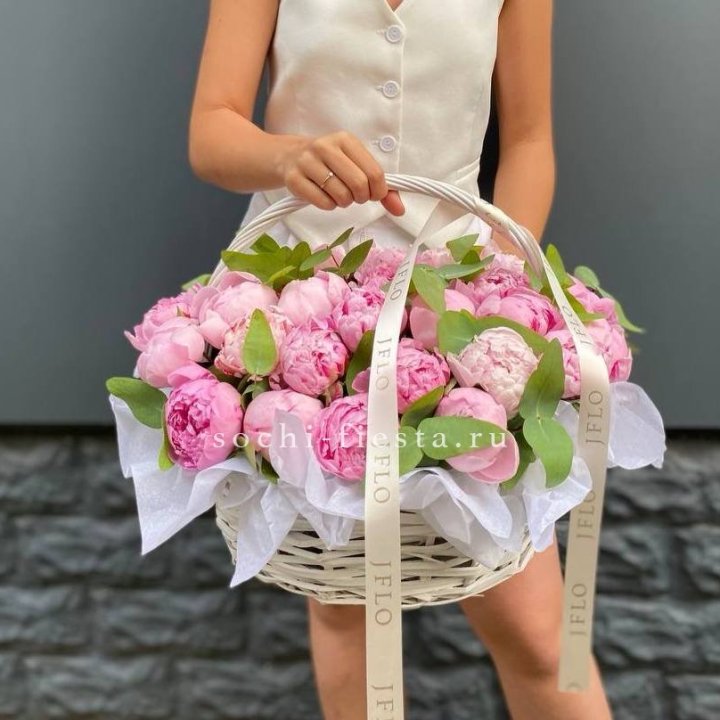 29 пионов в корзине в Белгороде