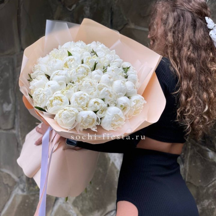 35 белых пион в Белгороде