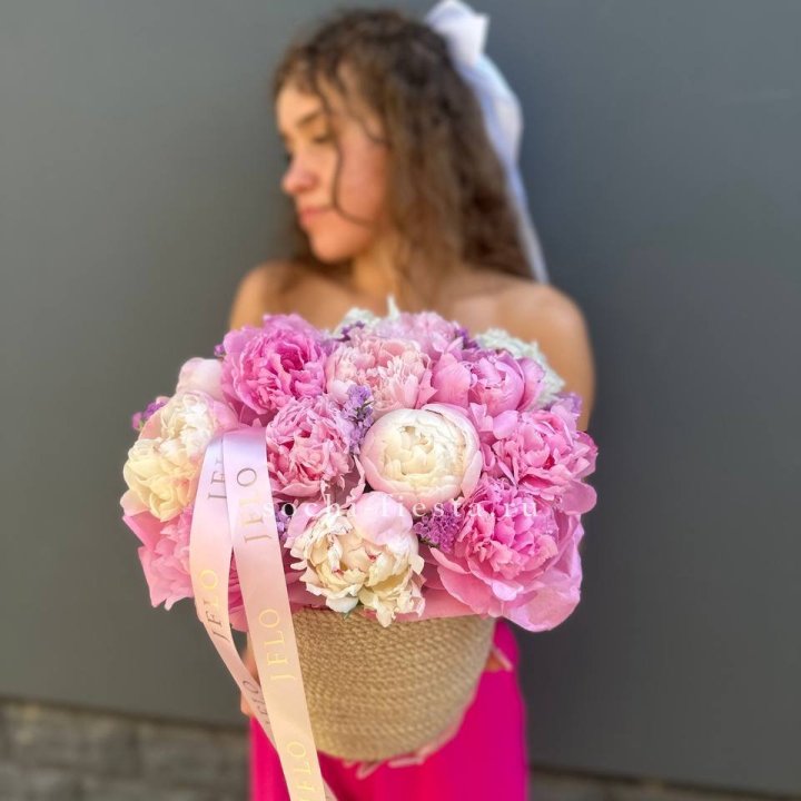 15 пионов в джутовом кашпо в Белгороде