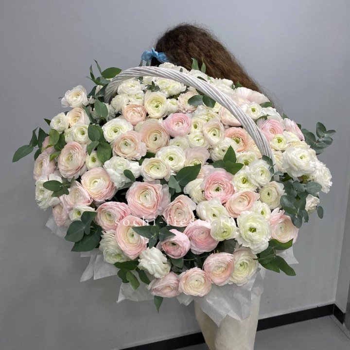 Ранункулюсы в корзине в Белгороде