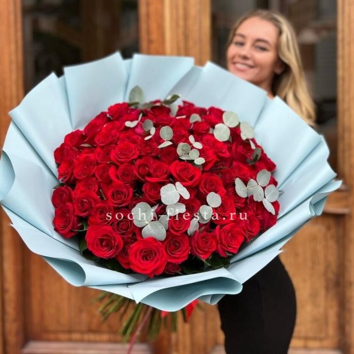 101 красная роза с эвкалиптом в Белгороде