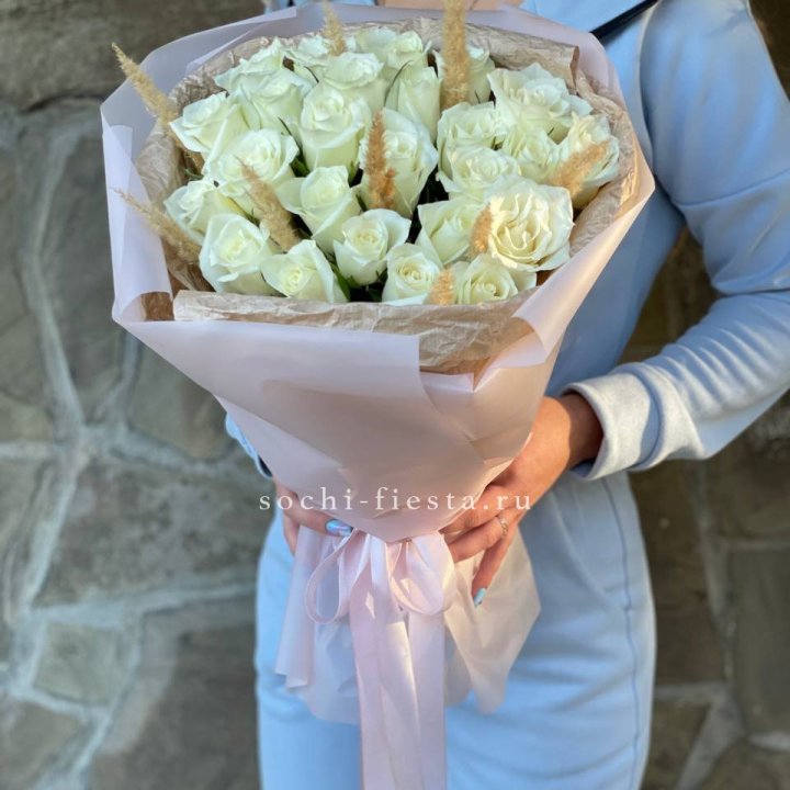 25 белых роз с сухоцветами в Белгороде