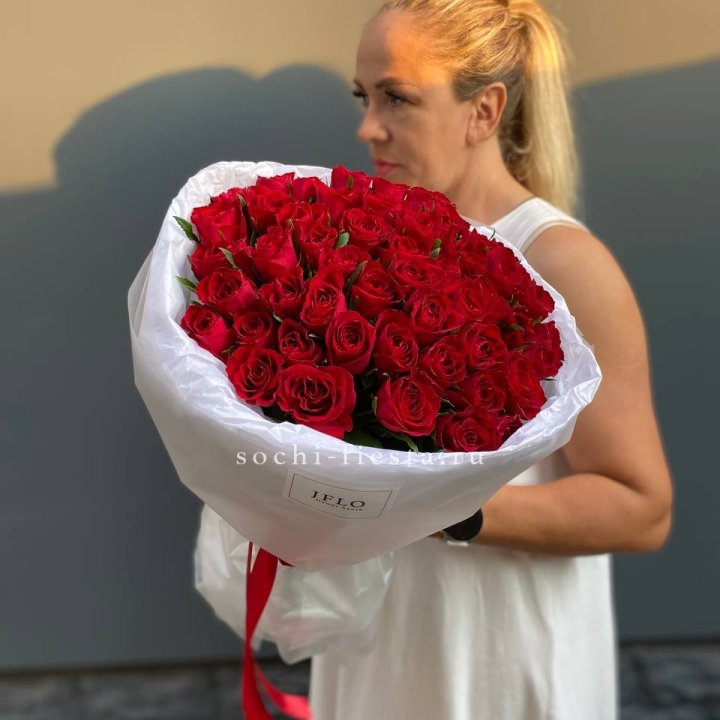 51 роза мадам ред в нежном оформлении в Белгороде