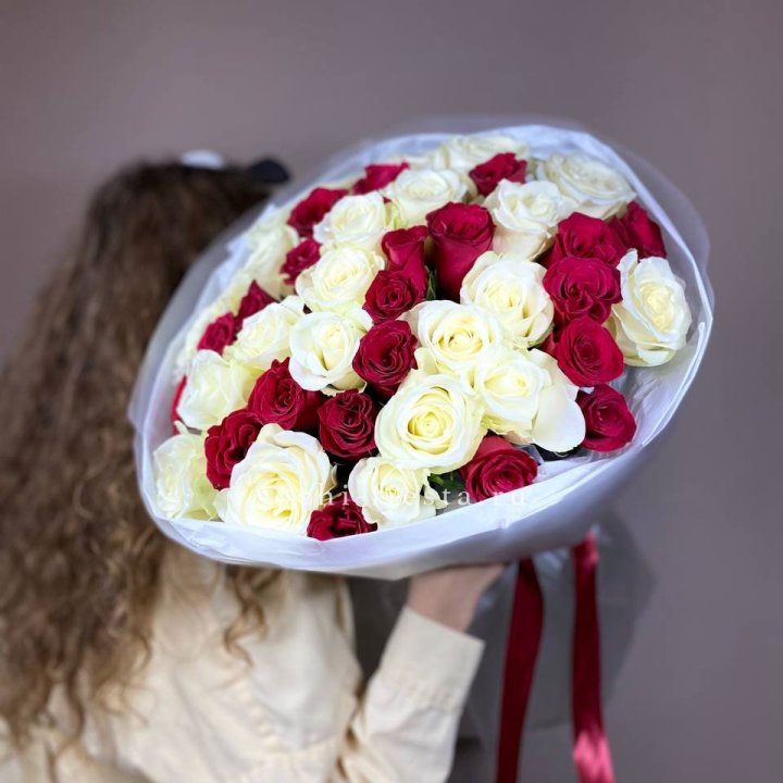 Букет из красных белых 45 роз в Белгороде