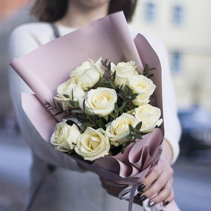9 белых  роз "Минт" в Белгороде