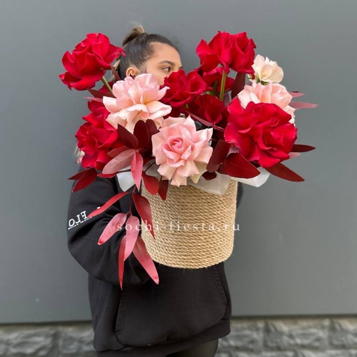 15 Французских роз в джутовом кашпо в Белгороде