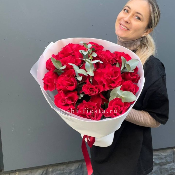 17 Красных французских роз в Белгороде
