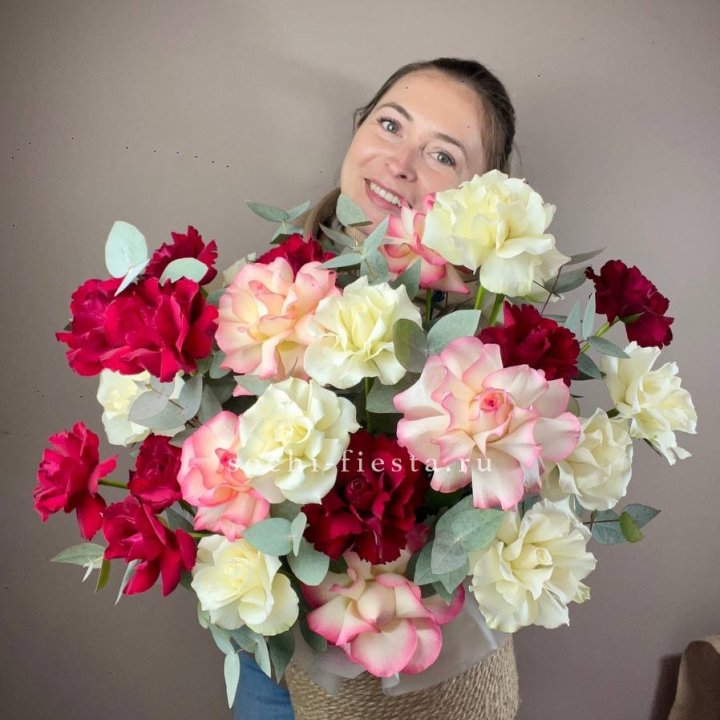 35 французских роз микс в джутовом боксе в Белгороде