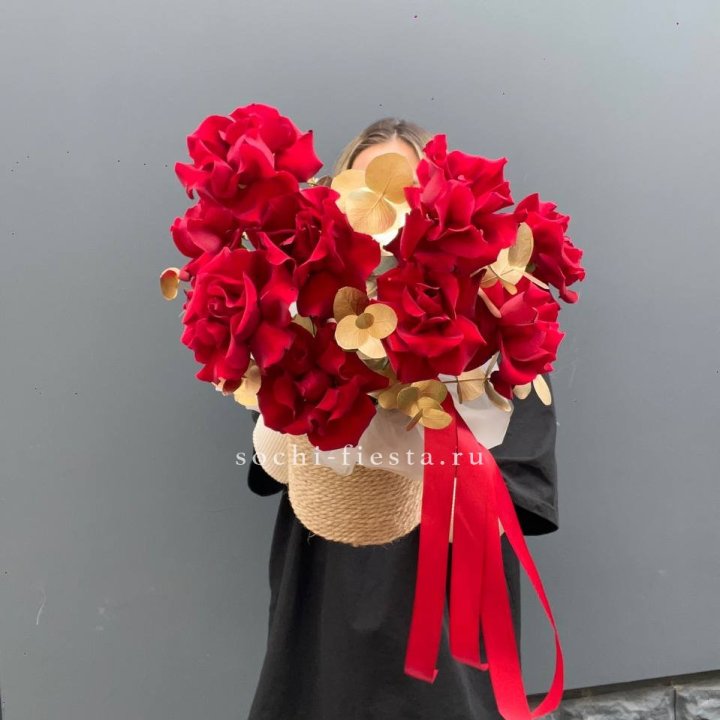 Красные французские розы в джутовом кашпо в Белгороде