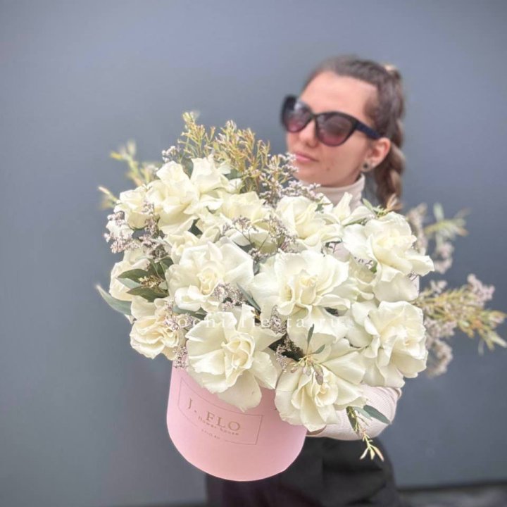 17 Французских белых роз в коробке Афина в Белгороде