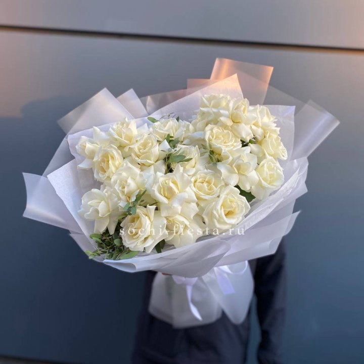 Пышный букет из белых роз в Белгороде