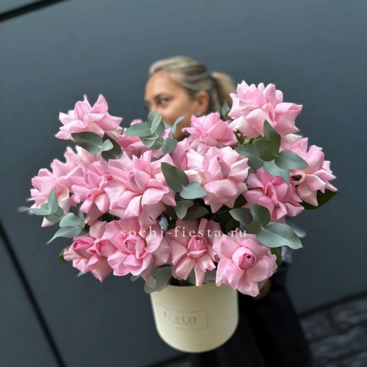 17 Розовых французских роз в боксе в Белгороде