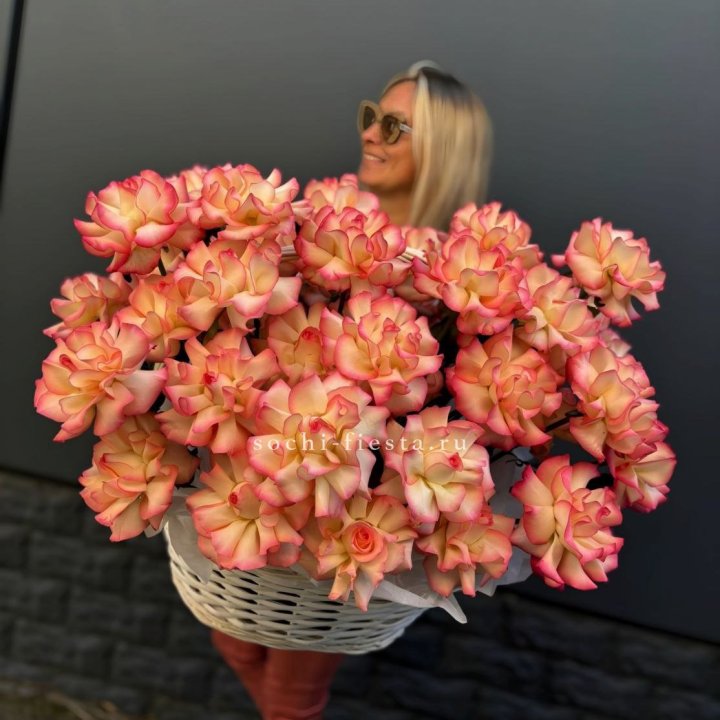 45 французских роз Джумилия в корзине в Белгороде