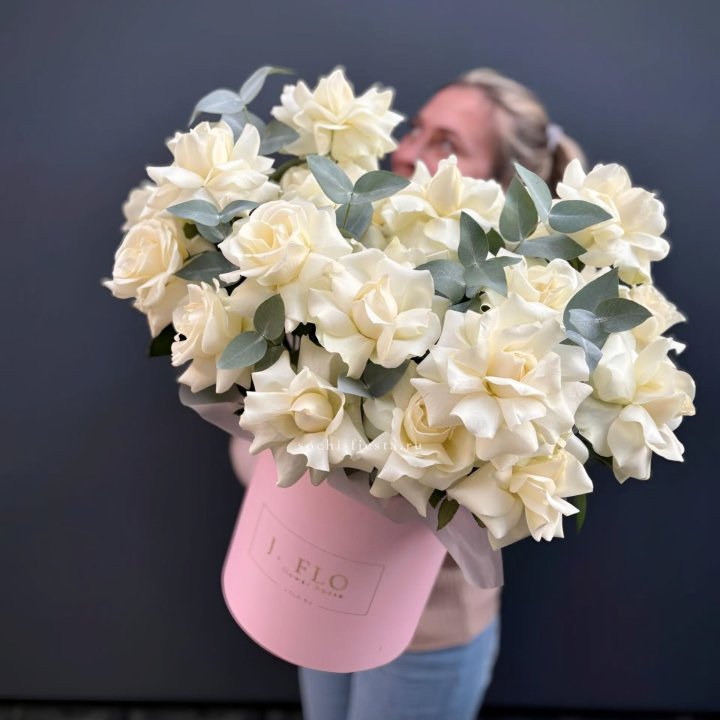 25 Французских белых роз в боксе в Белгороде