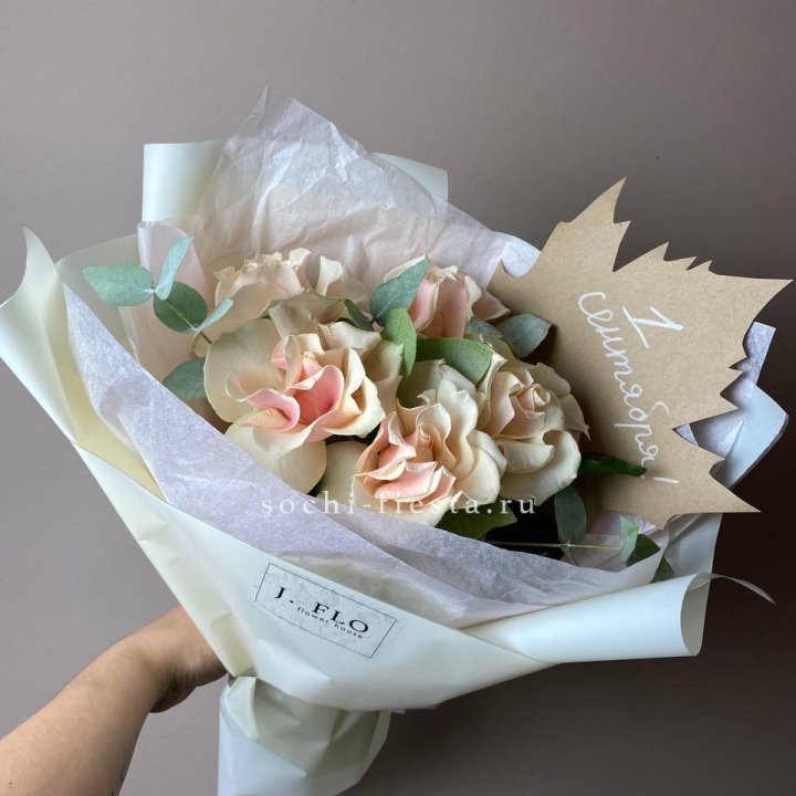 Букет кремовых роз к дню знаний в Белгороде