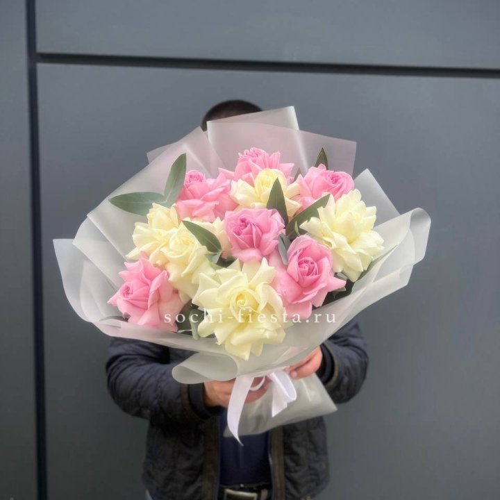 11 бело-розовых роз в Белгороде