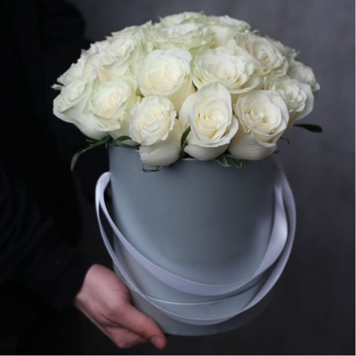 15 белых роз в цилиндре в Белгороде