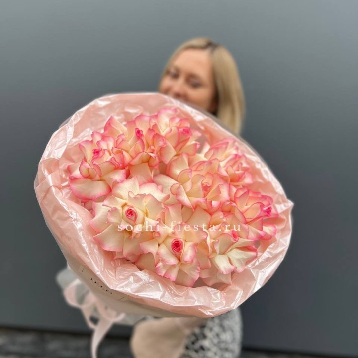 9 французских роз Джумилия в нежном оформлении в Белгороде