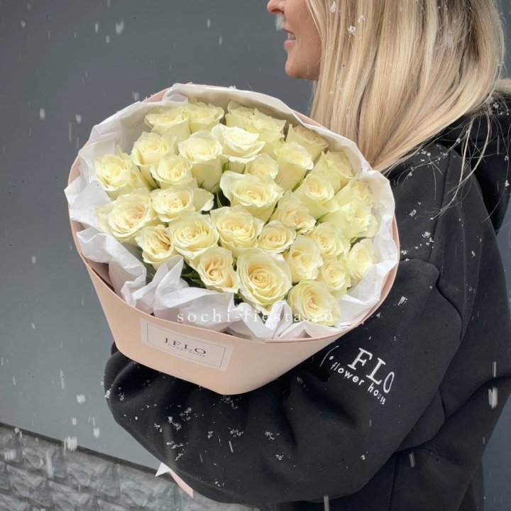 31 белая роза в оформлении в Белгороде