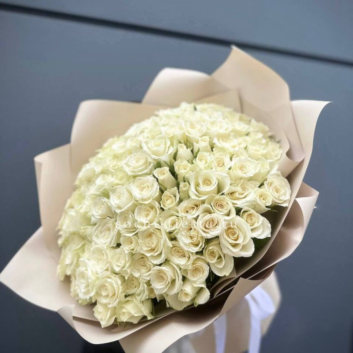 101 белая роза Атена в Белгороде