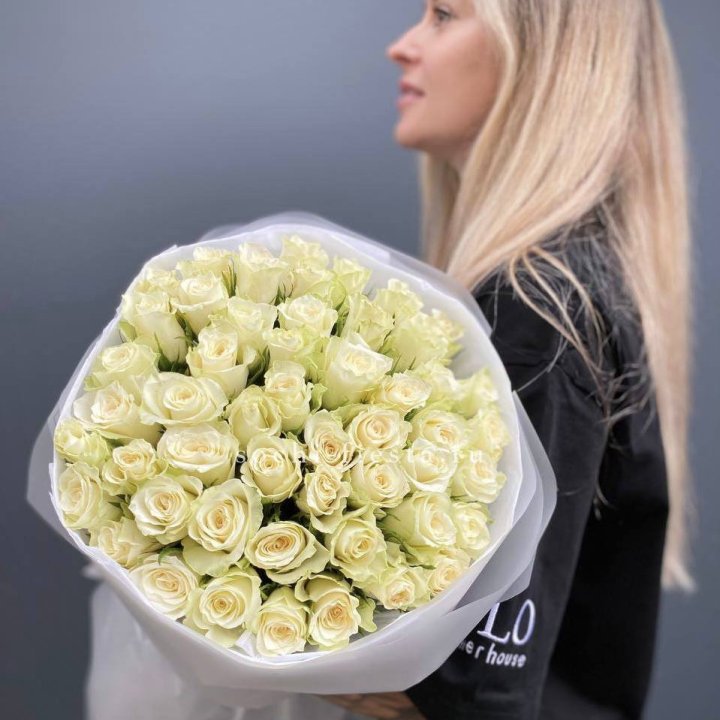 Воздушный букет из 51 белой кенийской розы в Белгороде