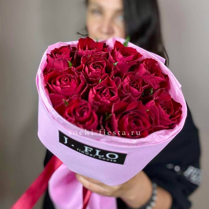 11 красных роз мадам ред в Белгороде