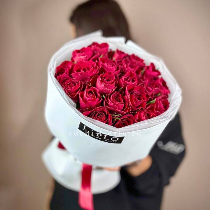 Букет красных роз мадам ред в Белгороде