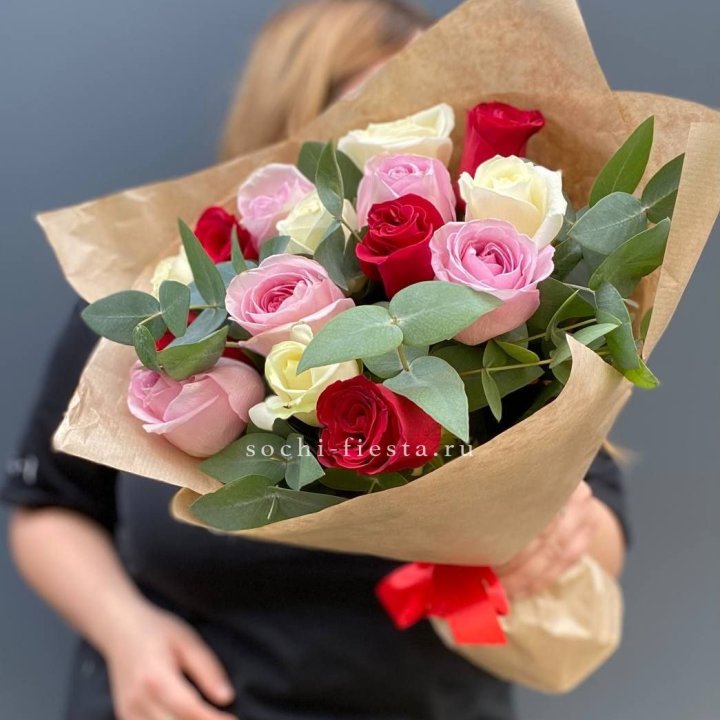 Букет из 15 роз с эвкалиптом в Белгороде