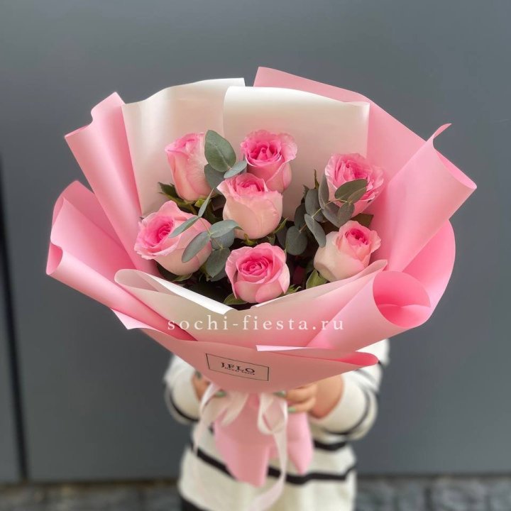 7 роз с эвкалиптом в Белгороде