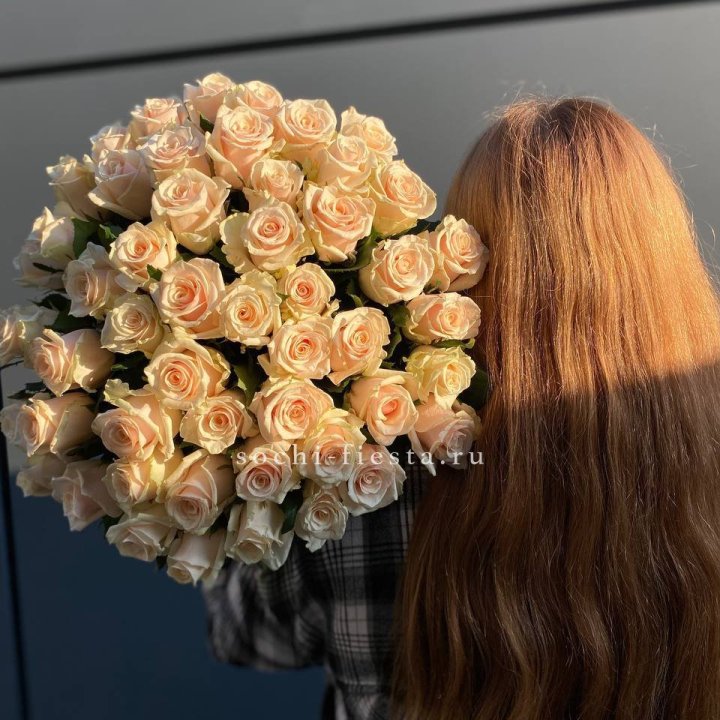 Охапка кремовых роз в Белгороде