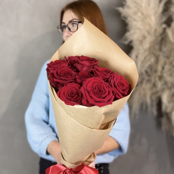 9 красных роз в крафте в Белгороде