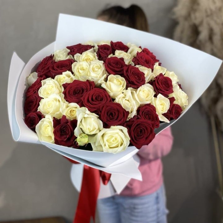 51 красная и белая роза в Белгороде