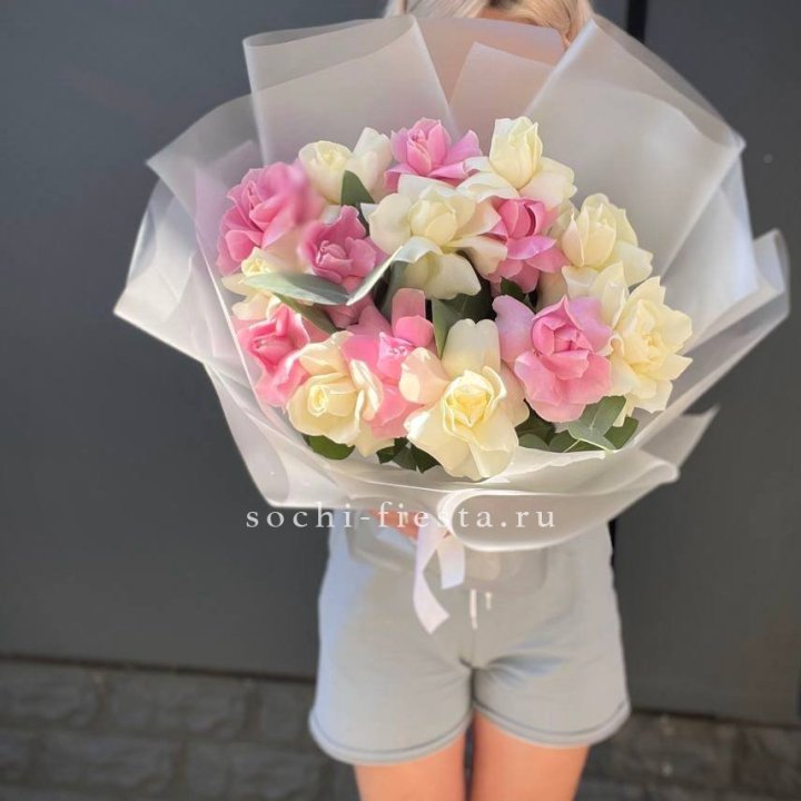 15 бело-розовых роз в Белгороде