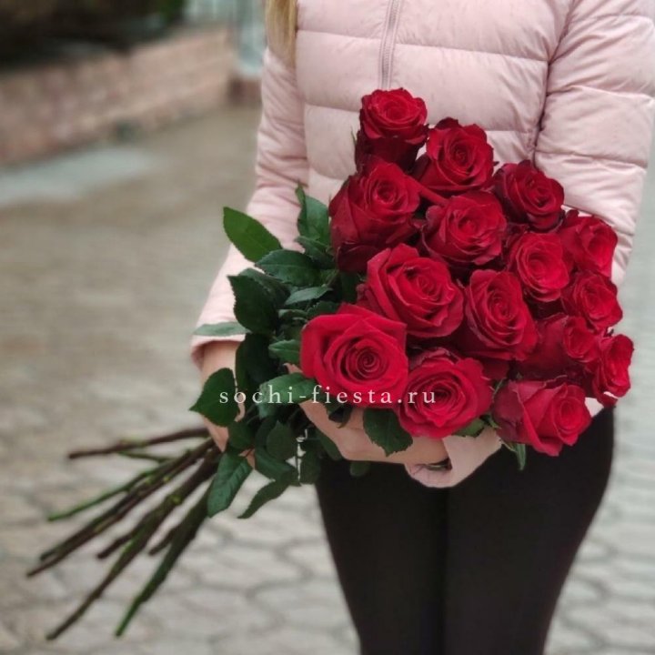 15 высоких красных роз в Белгороде