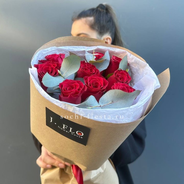 9 роз с эвкалиптом в Белгороде