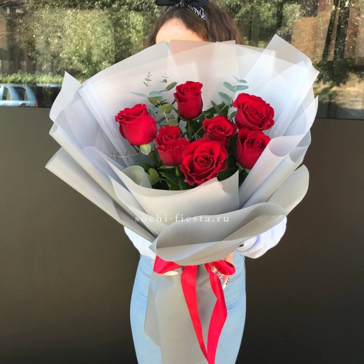 7 красных роз с эвкалиптом  в Белгороде