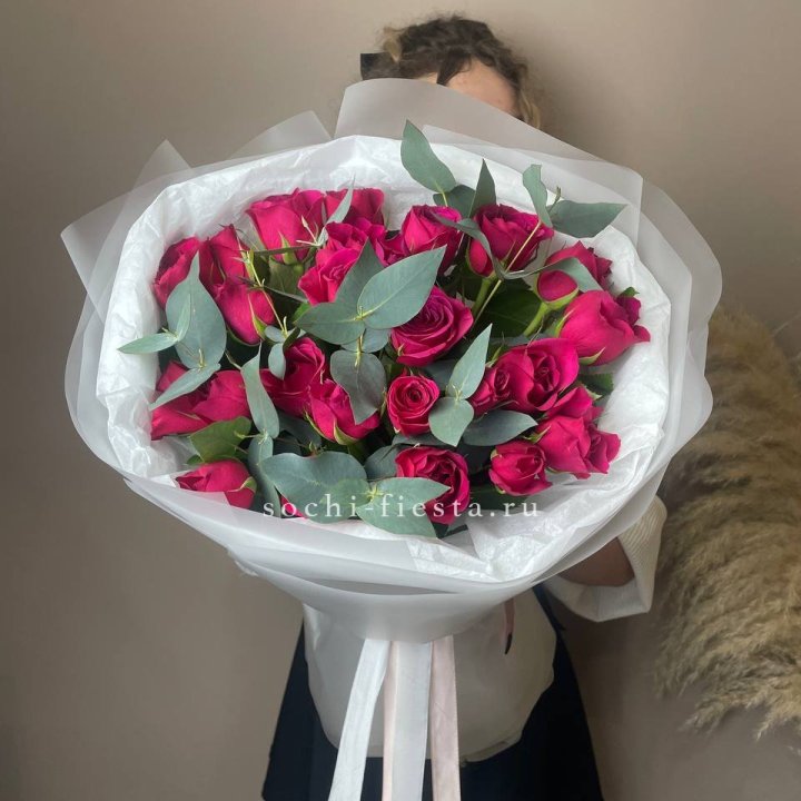 25 малиновых роз с эвкалиптом в Белгороде