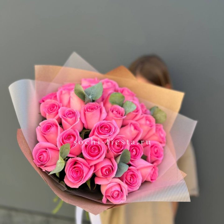 31 розовая роза с эвкалиптом в Белгороде