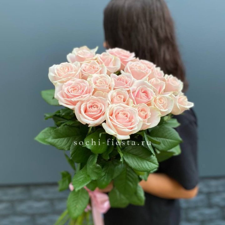 Высокие розовые розы в Белгороде