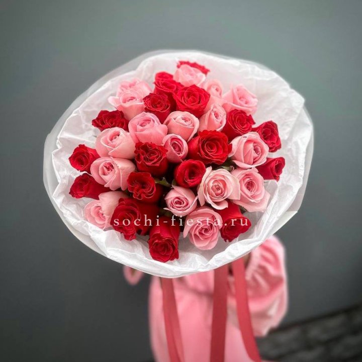 Букет красных и розовых 35 роз в Белгороде