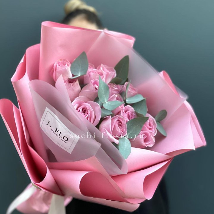 15 Розовых роз с эвкалиптом в Белгороде