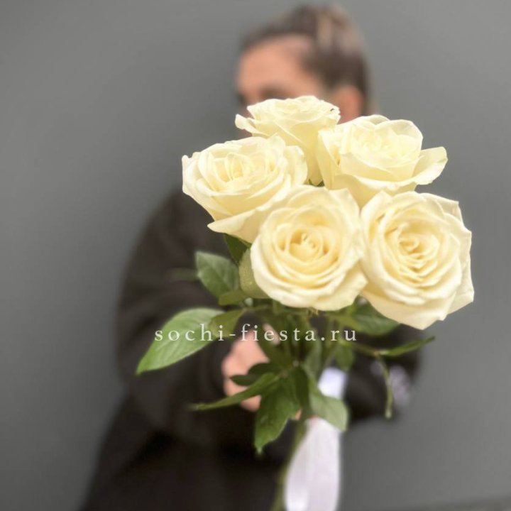 Букет 5 белых роз  в Белгороде