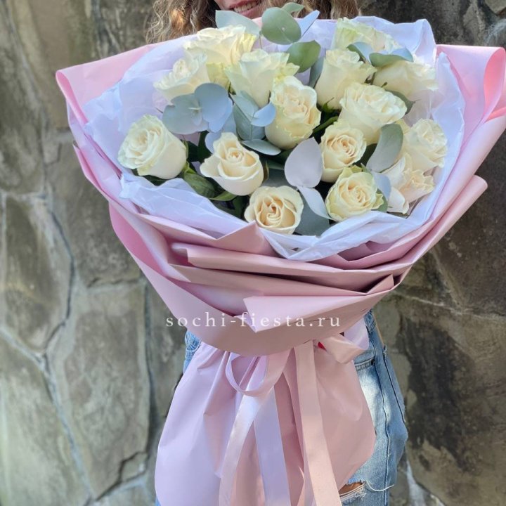 Белые розы в авторском оформлении в Белгороде