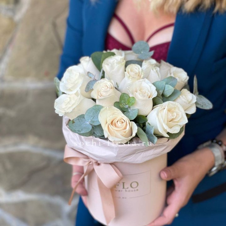 Цилиндр из белых роз в Белгороде