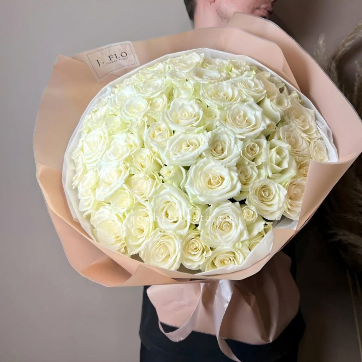 51 белая  роза в оформлении в Белгороде